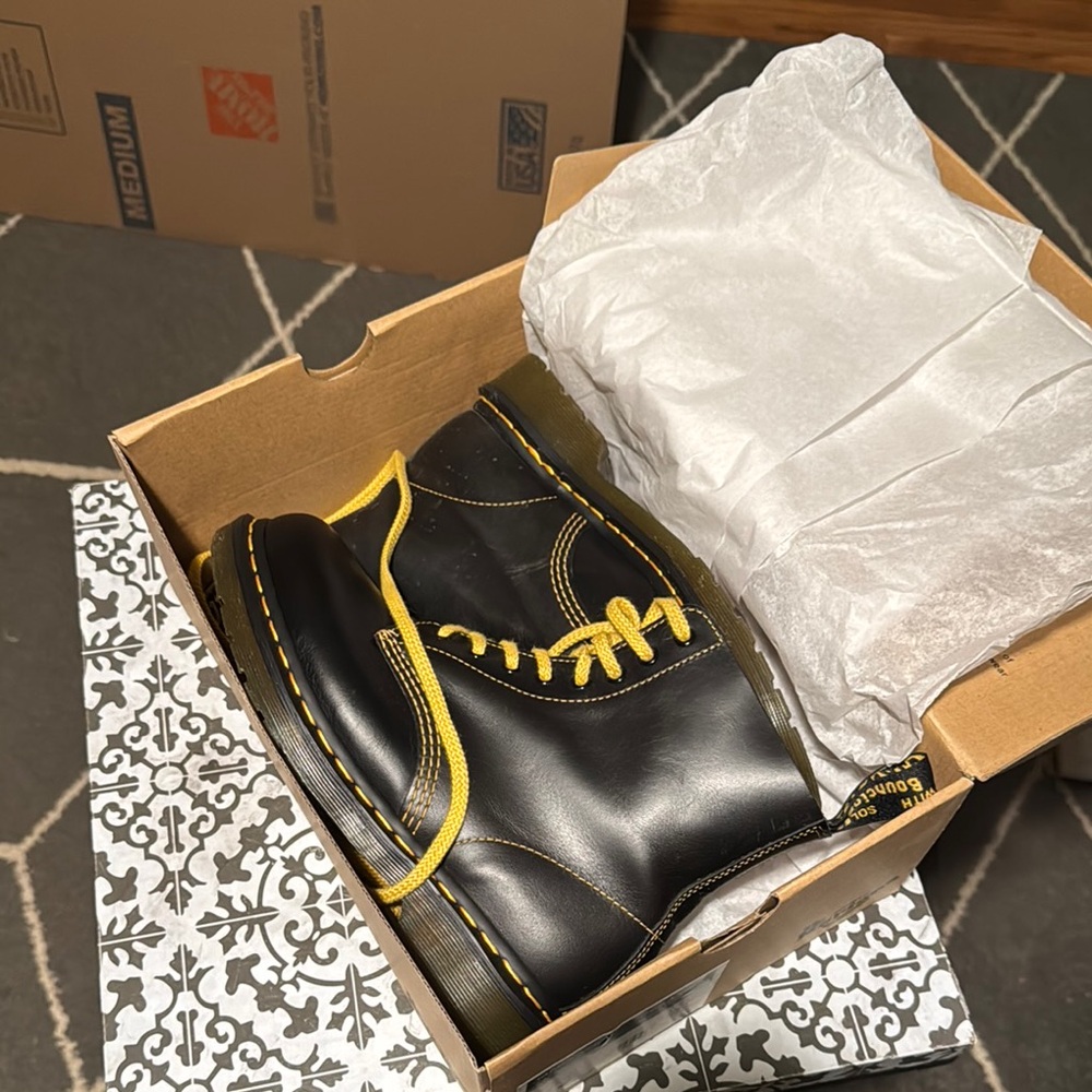SALE EUC Dr. Martens sz. 9 Pascal Black and Yellow Lace-Up Genuine Leather Boots